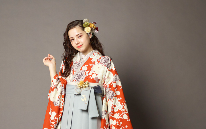 卒業式 袴の流行 トレンドと魅力 選び方◎グレーの袴に合う着物の色は？