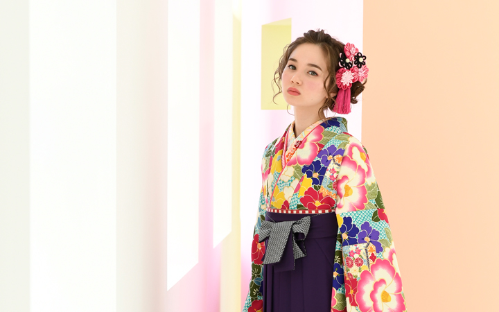 卒業式 袴の選び方 流行と魅力◎ピンクの振袖に似合う袴は？